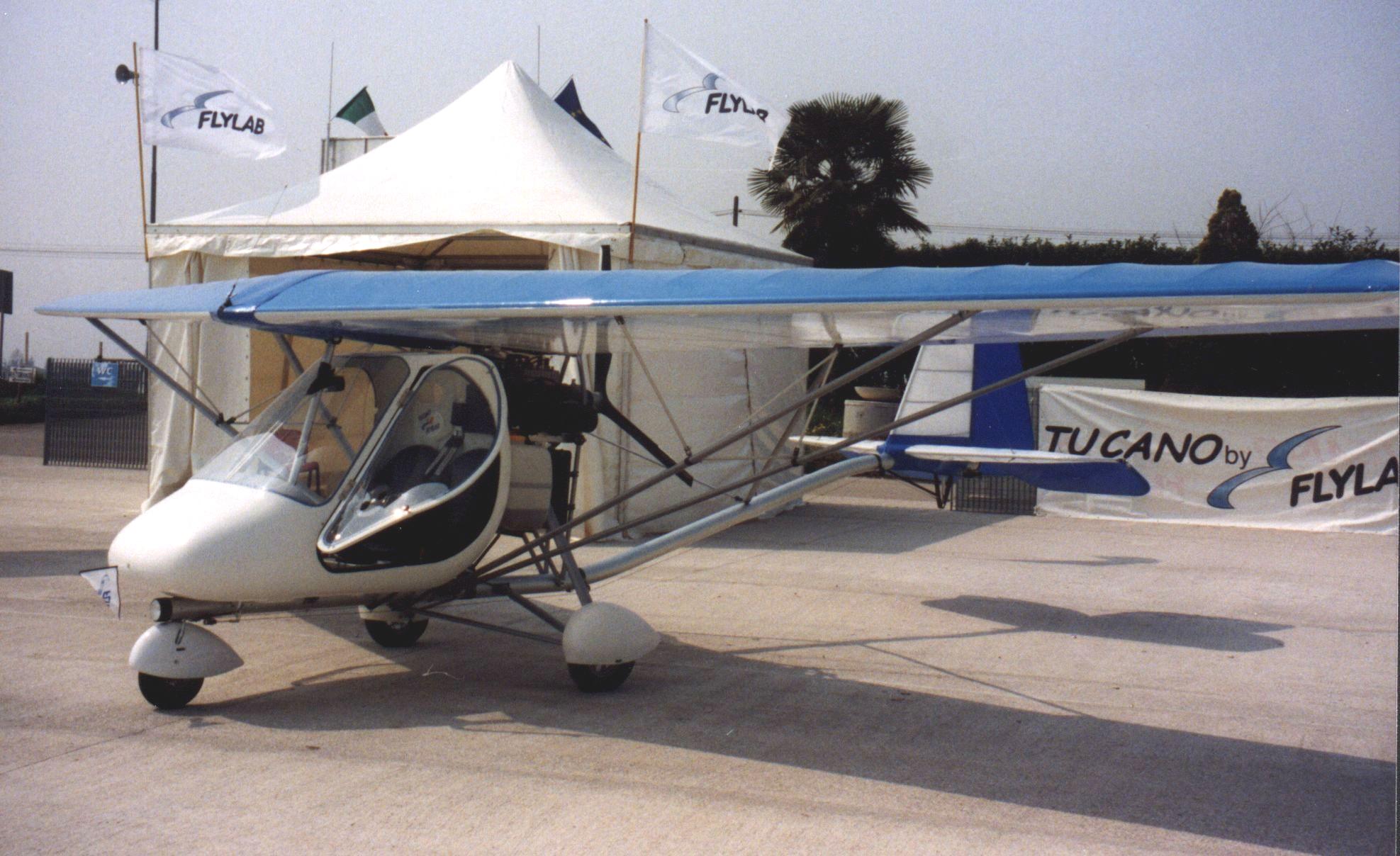 tucano_v.jpg (286493 bytes)